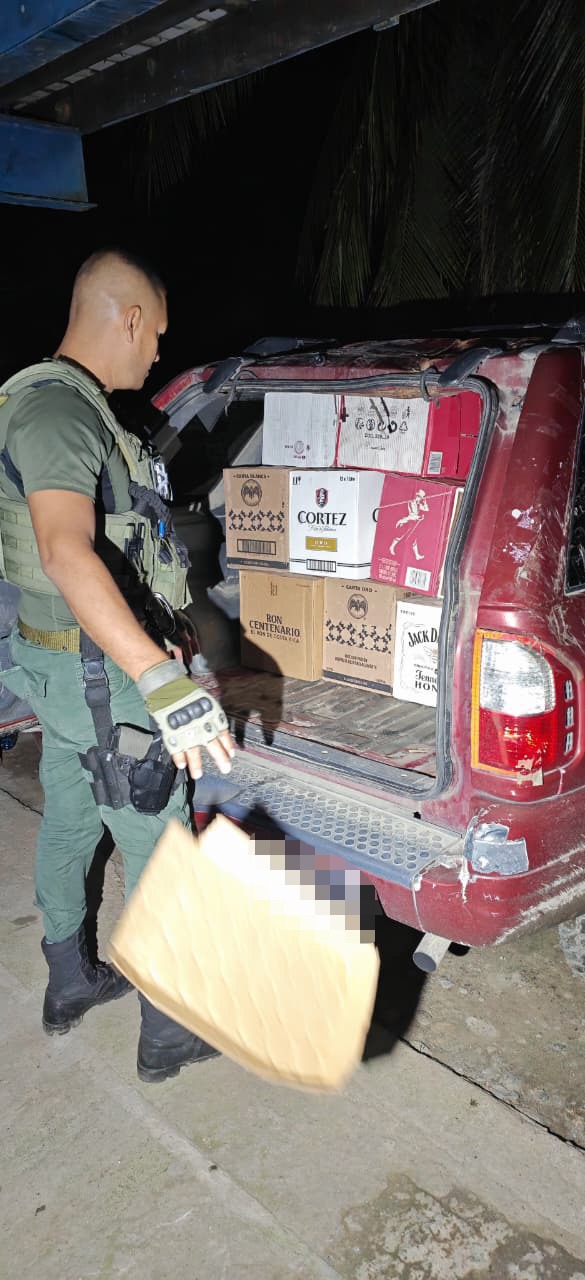 Policía decomisa licor y pólvora de contrabando en fronteras