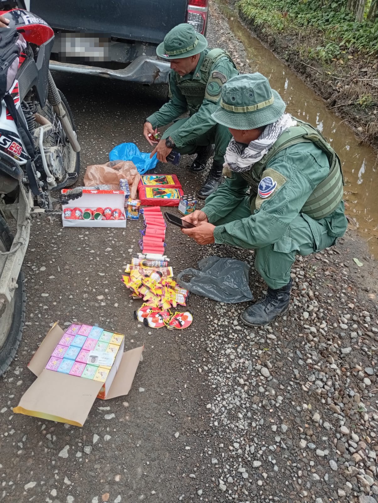 Policía decomisa licor y pólvora de contrabando en fronteras
