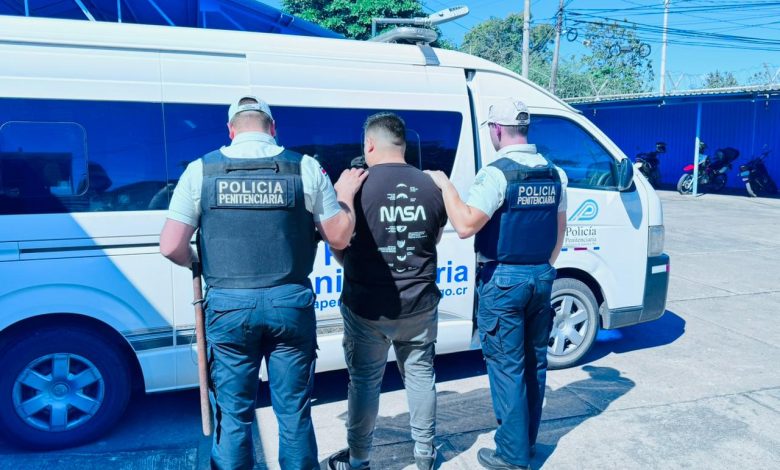 Tres policías detenidos tras operativo en cárcel de Puntarenas