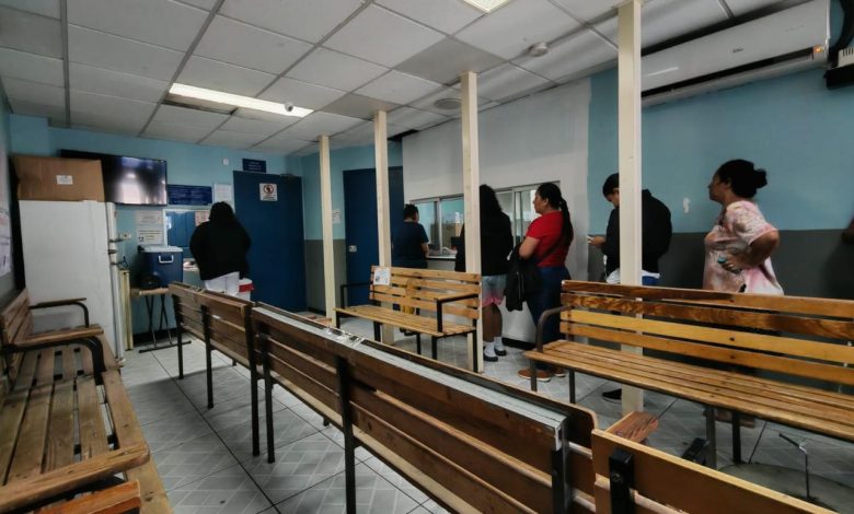 Usuarios del Carpio-León XIII retiran medicamentos en área más segura