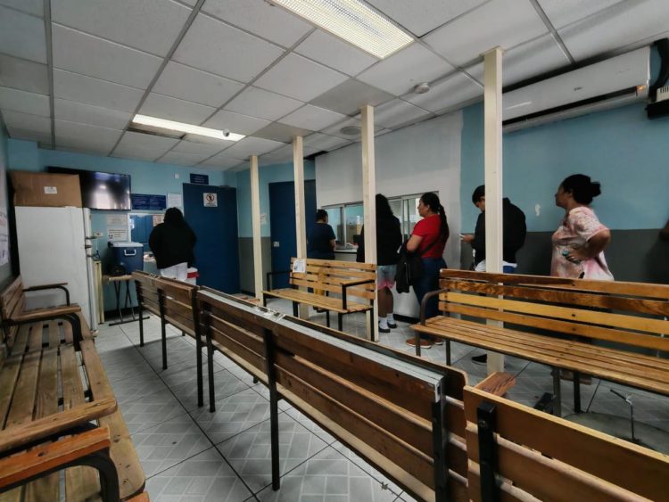 Usuarios del Carpio-León XIII retiran medicamentos en área más segura