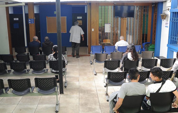 Usuarios del Carpio-León XIII retiran medicamentos en área más segura