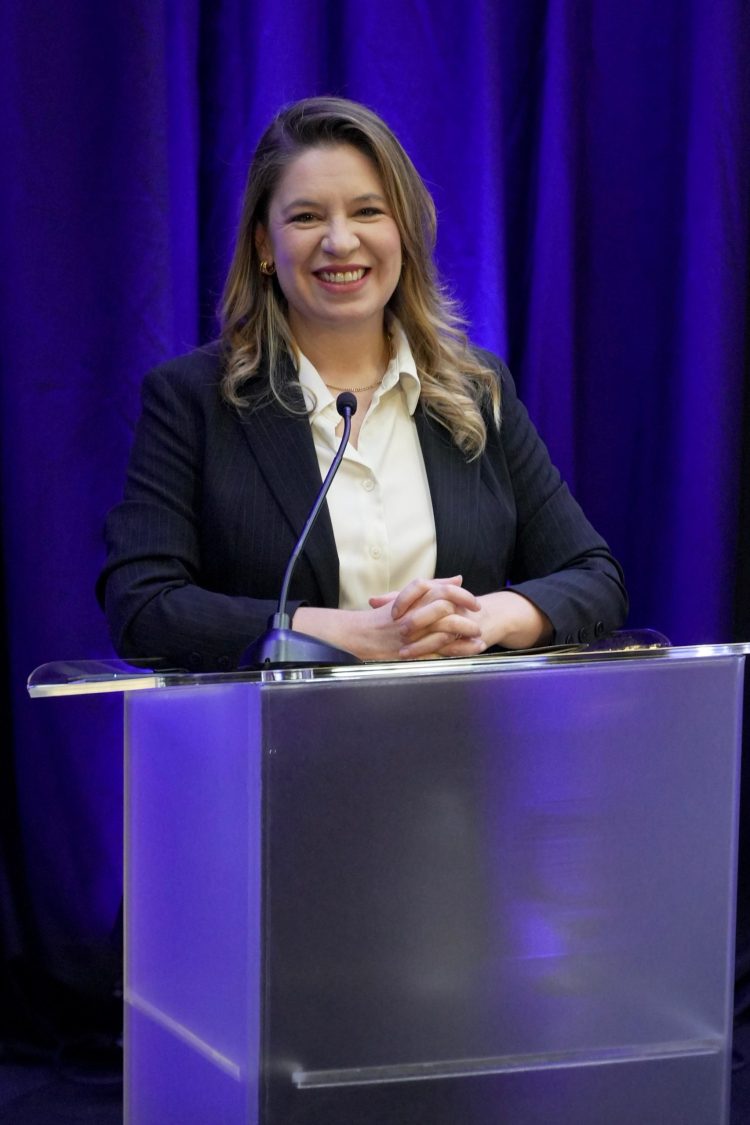 Claudia Dobles plantea empleo y salarios dignos para el sector agroproductivo