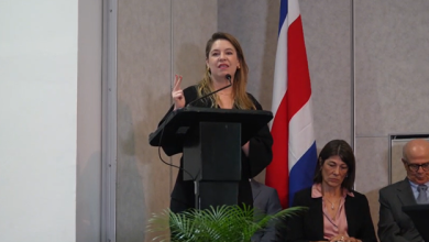 Claudia Dobles firma pacto para fortalecer la CCSS