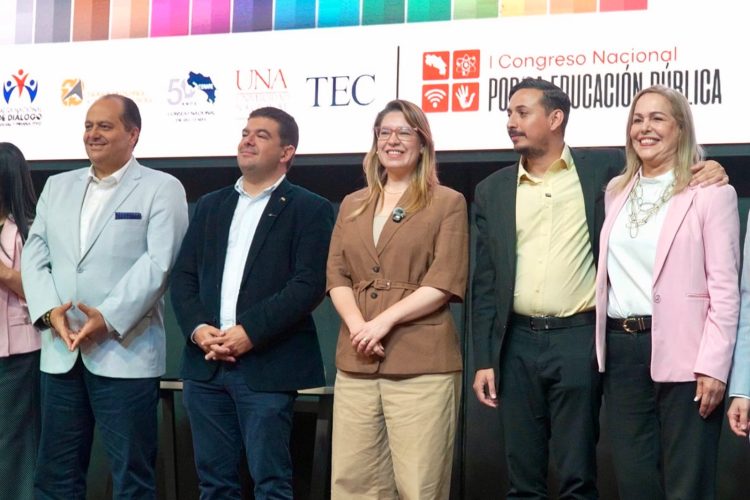 Claudia Dobles firma el Pacto Nacional por la Educación Pública junto a otros seis candidatos presidenciales