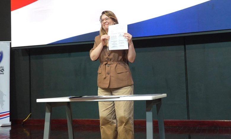 Claudia Dobles firma el Pacto Nacional por la Educación Pública junto a otros seis candidatos presidenciales