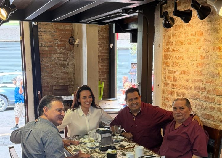 Natalia Díaz recibe apoyo de comerciantes del Mercado Central tras reforma a alquileres municipales