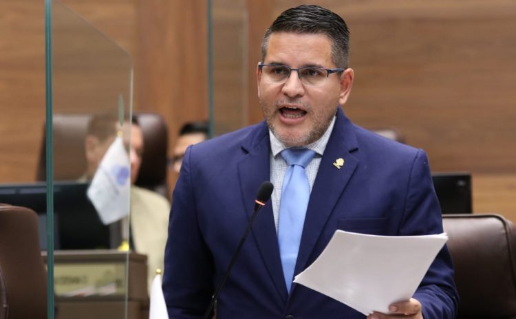 Fabricio Alvarado cuestiona al PLN por impuestos y corrupción