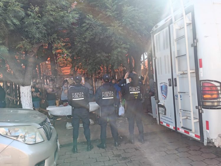 Fuerza Pública reporta 14 incidentes y decomisos de droga y armas en fiestas de Santa Cruz