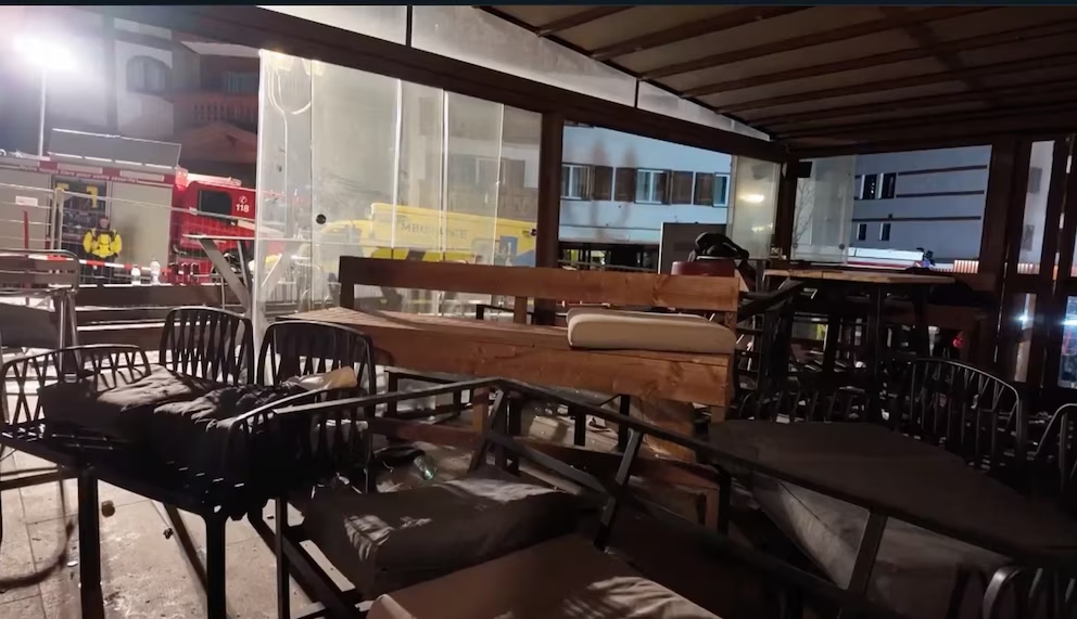 El interior de un edificio donde se desató un incendio que causó fallecidos y heridos durante una celebración de Año Nuevo, en Crans-Montana, Suiza, el 1 de enero de 2026. (Policía cantonal de Valais vía AP)