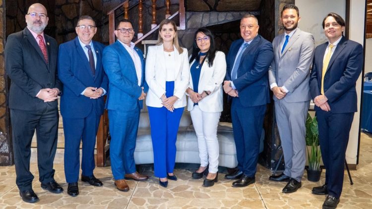 Laura Fernández propone mejoras en la tecnología para simplificar servicios públicos