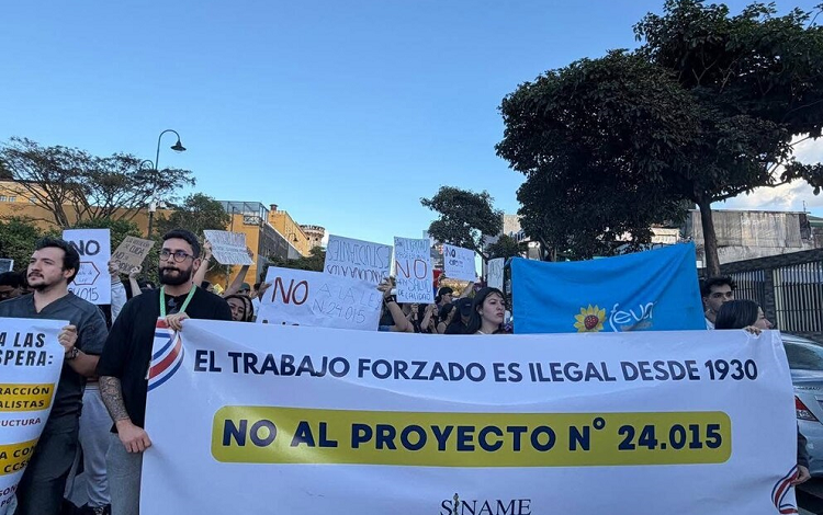 Médicos y universitarios protestan contra ley que facilita contratación de especialistas extranjeros