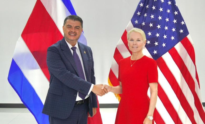 Ministro de Seguridad recibe a embajadora de EE.UU. Melinda Hildebrand