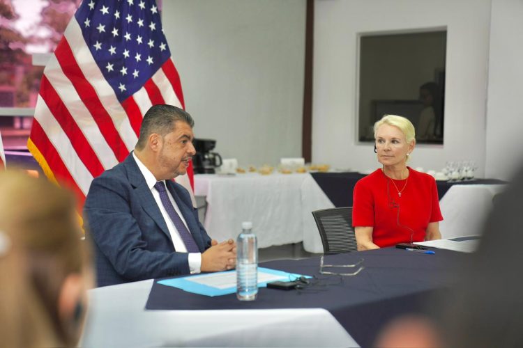 Ministro de Seguridad recibe a embajadora de EE.UU. Melinda Hildebrand