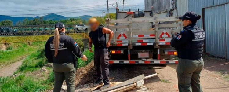 Denuncian a una mujer captada arrojando basura en zona pública