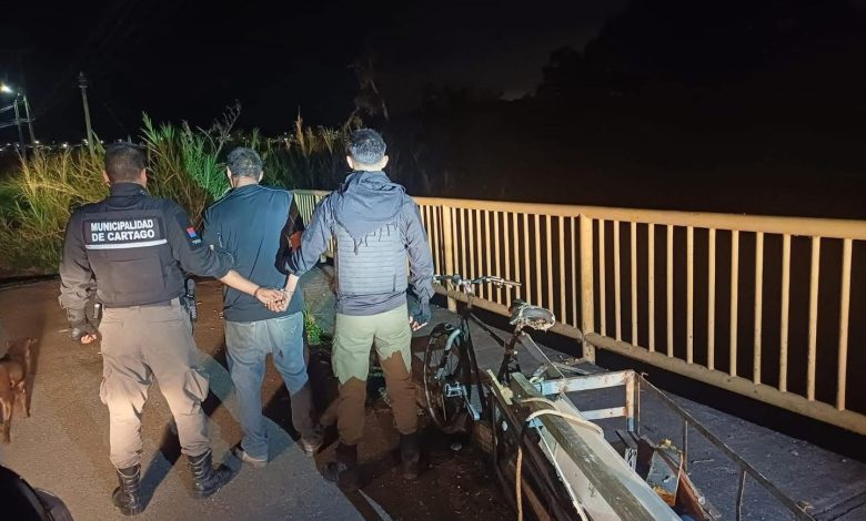 Denuncian a una mujer captada arrojando basura en zona pública