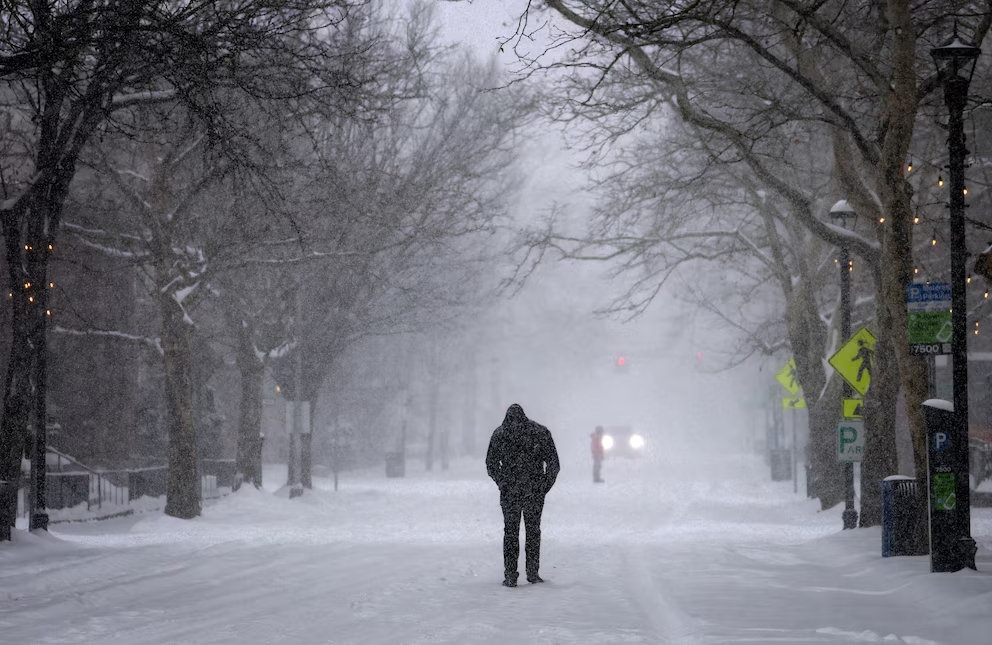 Un hombre camino por la calle en medio de la intensa nevada en Nueva York (REUTERS/Mike Segar)