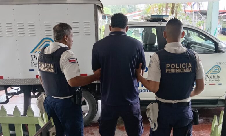 Funcionario penitenciario detenido con sustancia ilícita al ingresar a cárcel de Limón