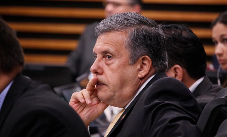 AyA explica eliminación de plaza de Óscar Izquierdo