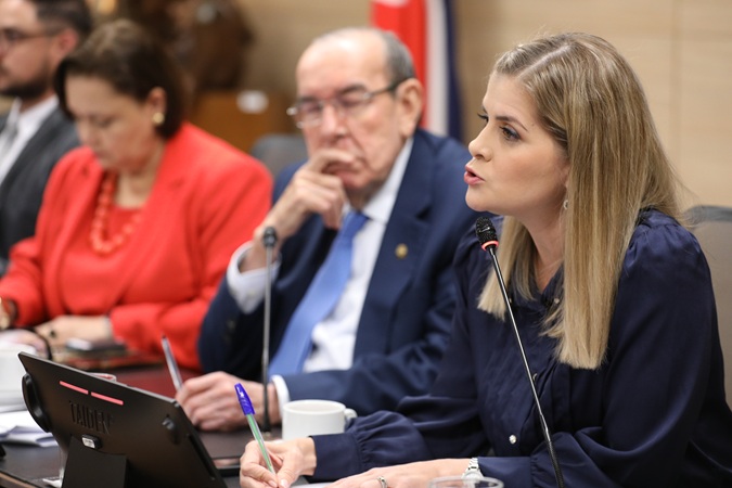 Laura Fernández urge a la Asamblea aprobar siete proyectos “vitales” antes de mayo