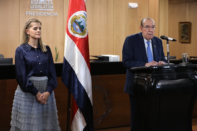 Laura Fernández urge a la Asamblea aprobar siete proyectos “vitales” antes de mayo