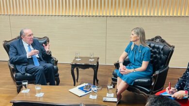 Rodrigo Arias concede espacio a Laura Fernández con jefes de fracción