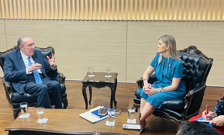 Rodrigo Arias concede espacio a Laura Fernández con jefes de fracción