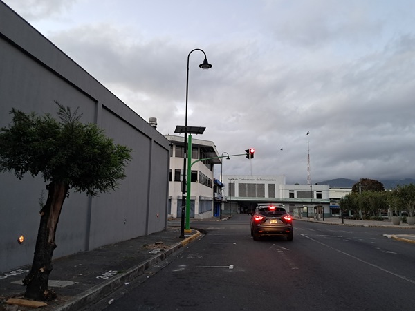 109 conductores multados por pasarse la luz roja