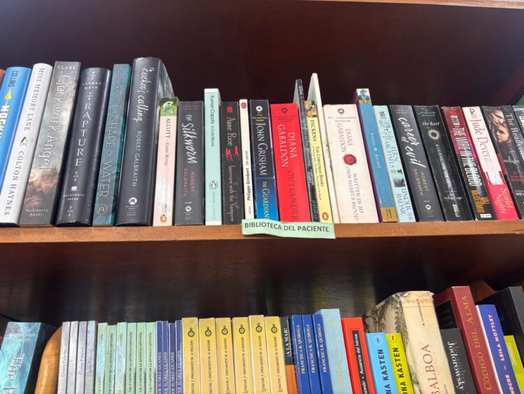 Libros que sanan: Biblioteca del Hospital México lleva alivio emocional a pacientes internados