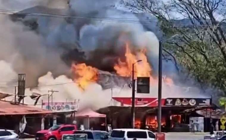 Incendio de gran magnitud afecta restaurante cerca del puente de Tárcoles