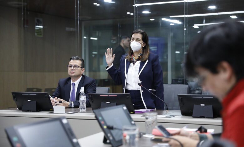 Diputados cuestionan a exjerarca Marta Esquivel por decisiones financieras y operativas