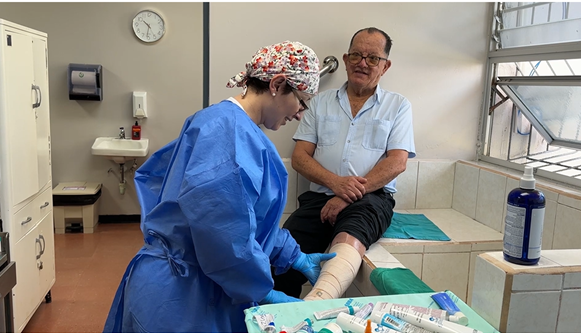 Clínica de heridas del Hospital San Carlos atiende hasta 20 pacientes diarios con atención personalizada