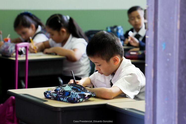 Más de 1 millón de estudiantes regresan a clases en el inicio del curso ...