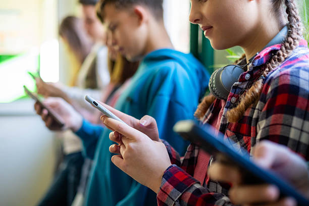 UNED advierte riesgos del uso temprano de redes sociales en menores