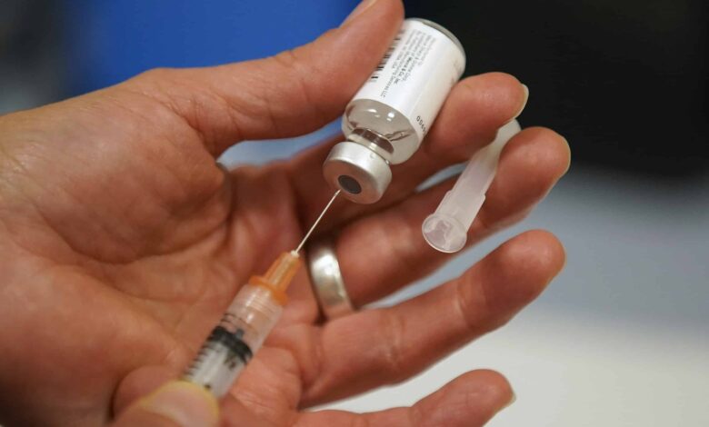 Salud pide a viajeros revisar sus vacunas por aumento de sarampión en América