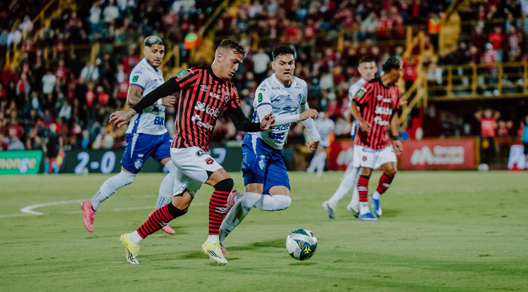 Alajuelense vence a Cartago y vuelve a la victoria en el Clausura 2026