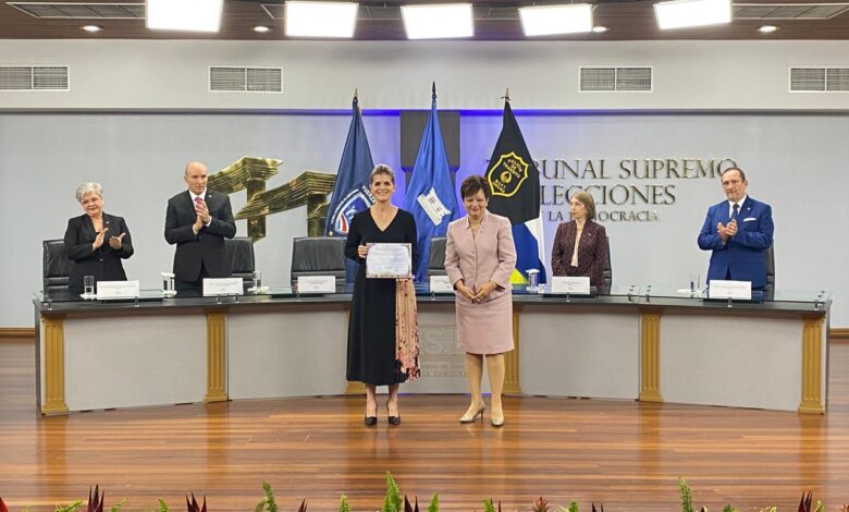 Laura Fernández recibe credenciales del TSE como presidenta de Costa Rica