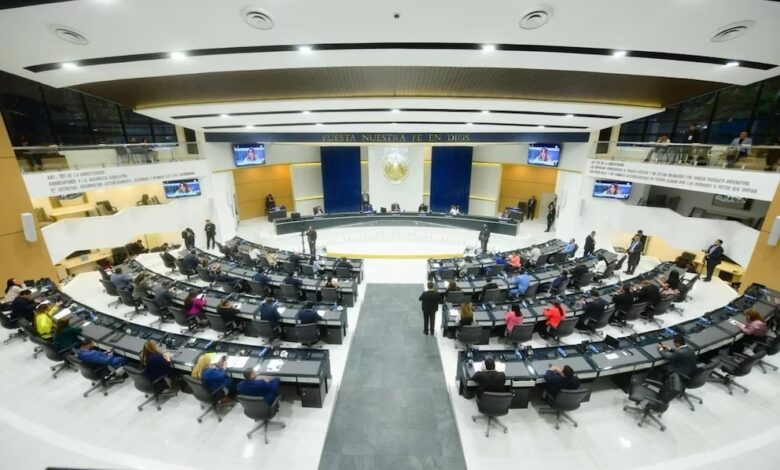 El Salvador avanza hacia cadena perpetua para homicidas, violadores y terroristas