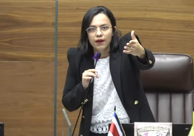 Tras denuncia de Sofía Guillén, AyA aclara tarifas