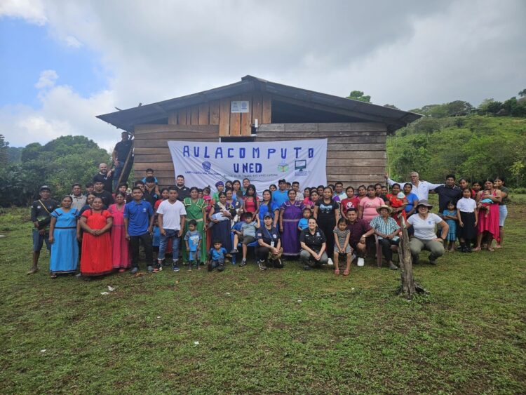Estudiantes indígenas de Punta Burica acceden a internet por primera vez
