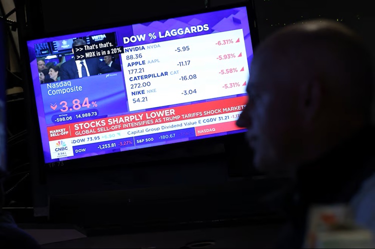 Wall Street cae más de 1% tras alza del petróleo sobre USD 100