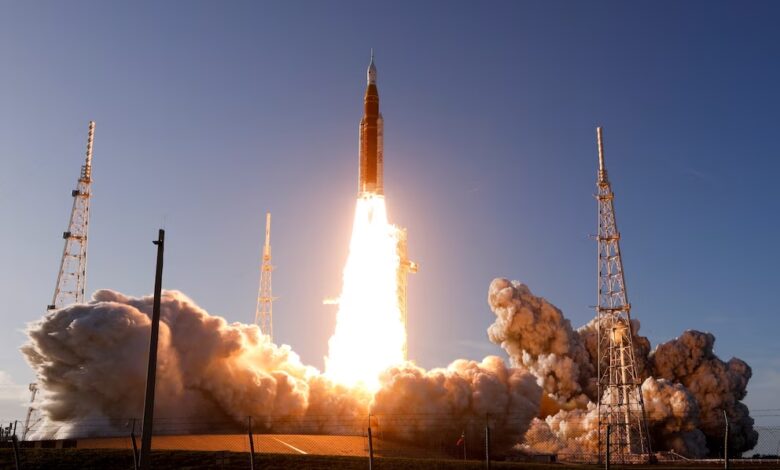 Artemis II inició el histórico vuelo tripulado alrededor de la Luna