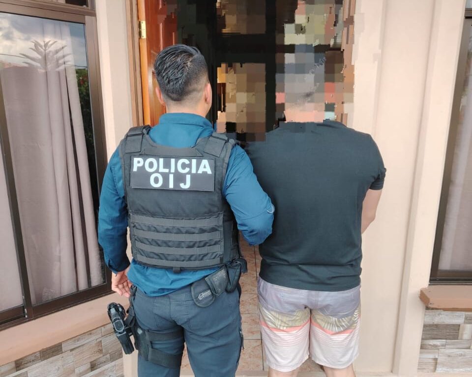 Tres policías detenidos por grave delito - El Guardian CR