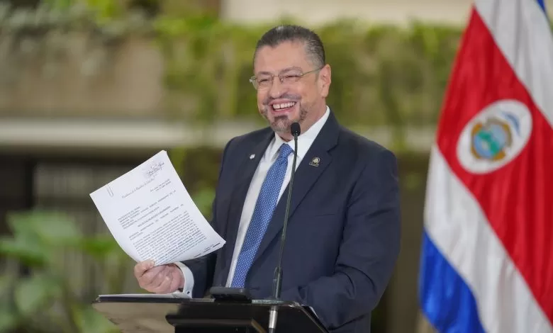 Ticos respaldan críticas del Presidente Chaves al Poder Judicial, según encuesta