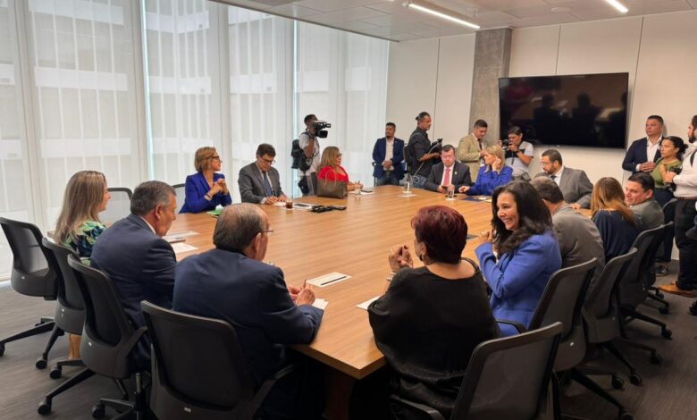 Laura Fernández pide a diputados del PLN acelerar proyectos clave