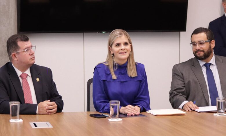 Laura Fernández consigue acuerdos parciales con Frente Amplio