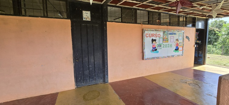 Estudiantes enfrentan riesgo por escuela en abandono en Pocosol de San Carlos