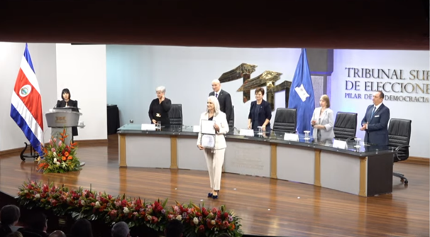 TSE entrega credenciales a los 57 diputados del periodo 2026-2030