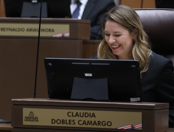 Claudia Dobles pide cuentas al Gobierno sobre caso La Nación
