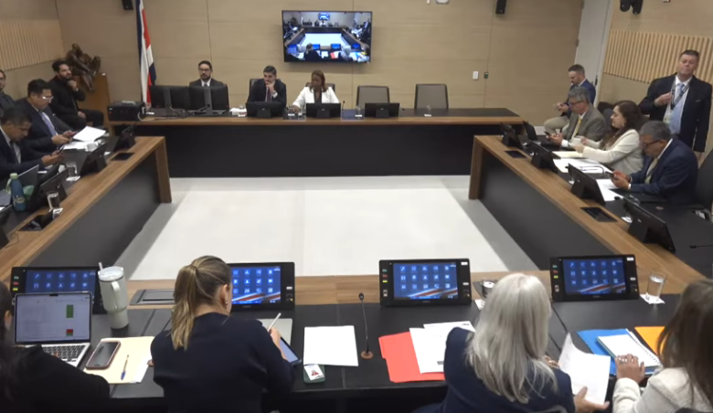 Jefaturas legislativas debaten qué hacer con informe contra Fabricio Alvarado